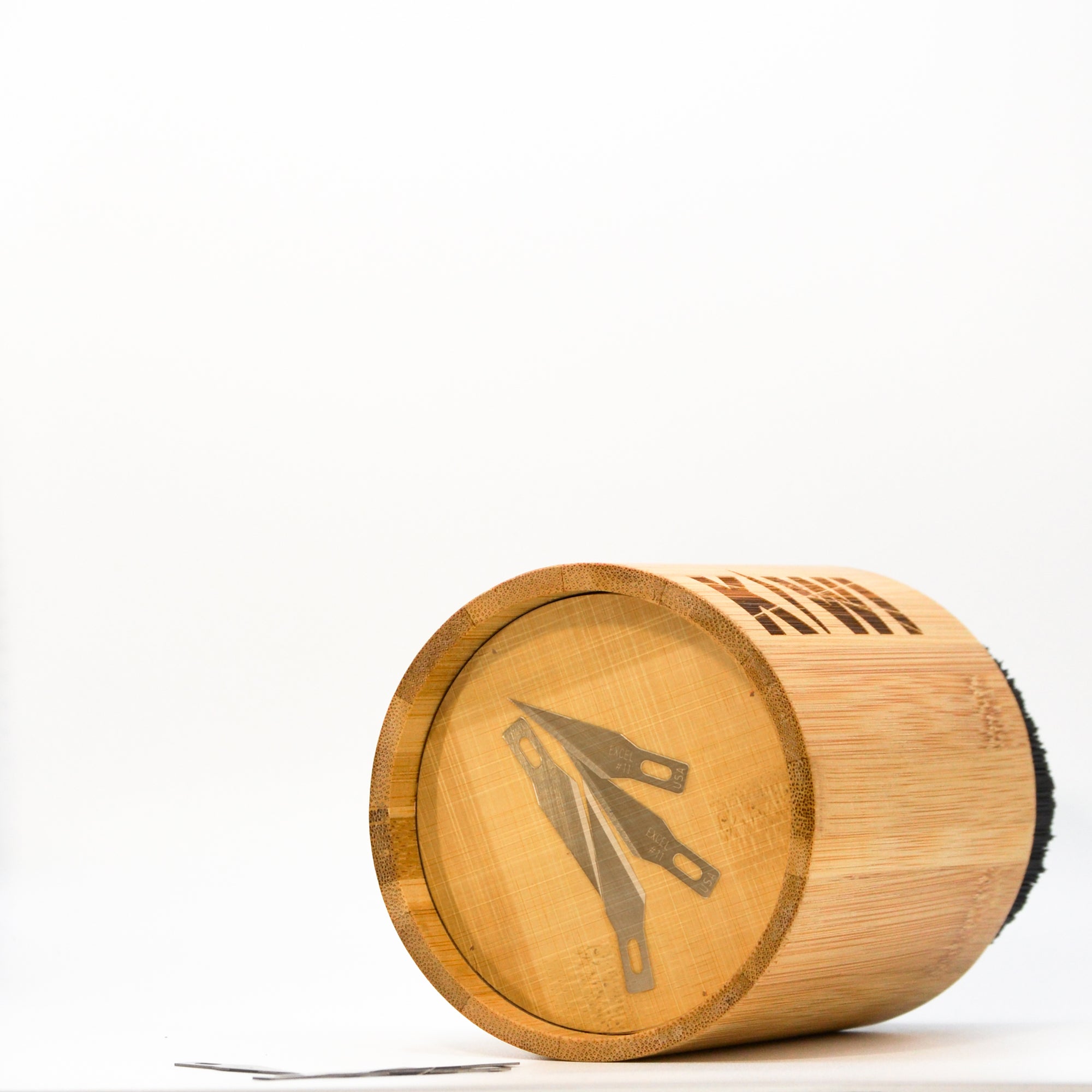 Kiwi Nest: Magnetic base — spare blades held securely on the underside of the bamboo body